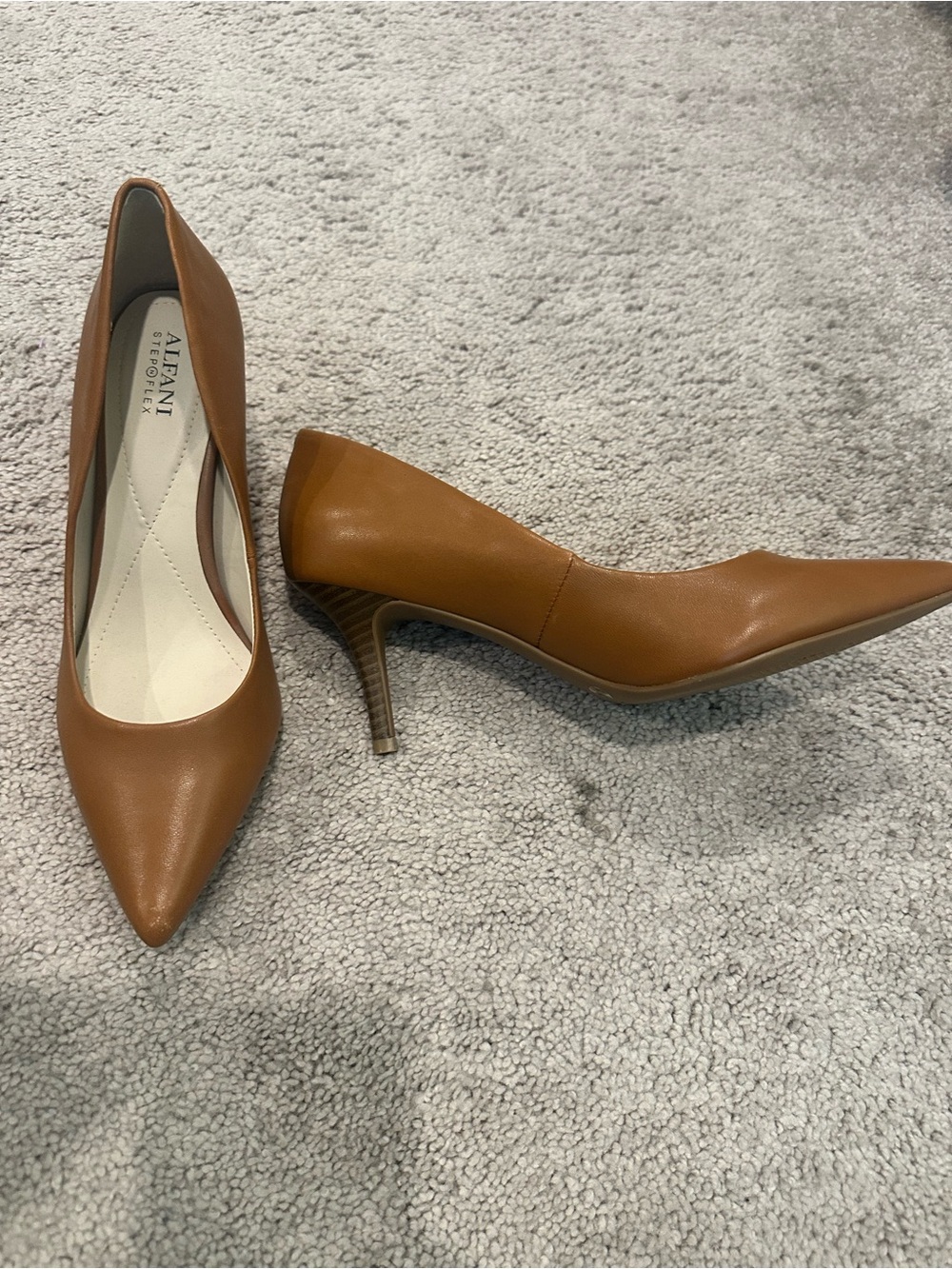 Alfani step n flex Classic Pointed-Toe Brown Leather Pumps - 9.5 - Picture 2 of 6